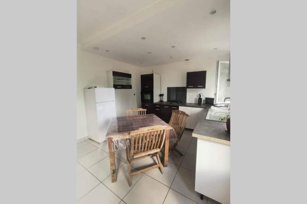 Maison Centre De Bellegarde Avec Jardin Et Terrasse Equipee D'Un Salon De Jardin Et D'Un Barbecue Cuisine Equipee 3 Chambres Avec 2 Lits Double 140X190 Et 2 Lits Simple Chauffage Poele A Granules Parking Gratuit Devant La Maison Bellegarde-du-Loiret Exterior foto