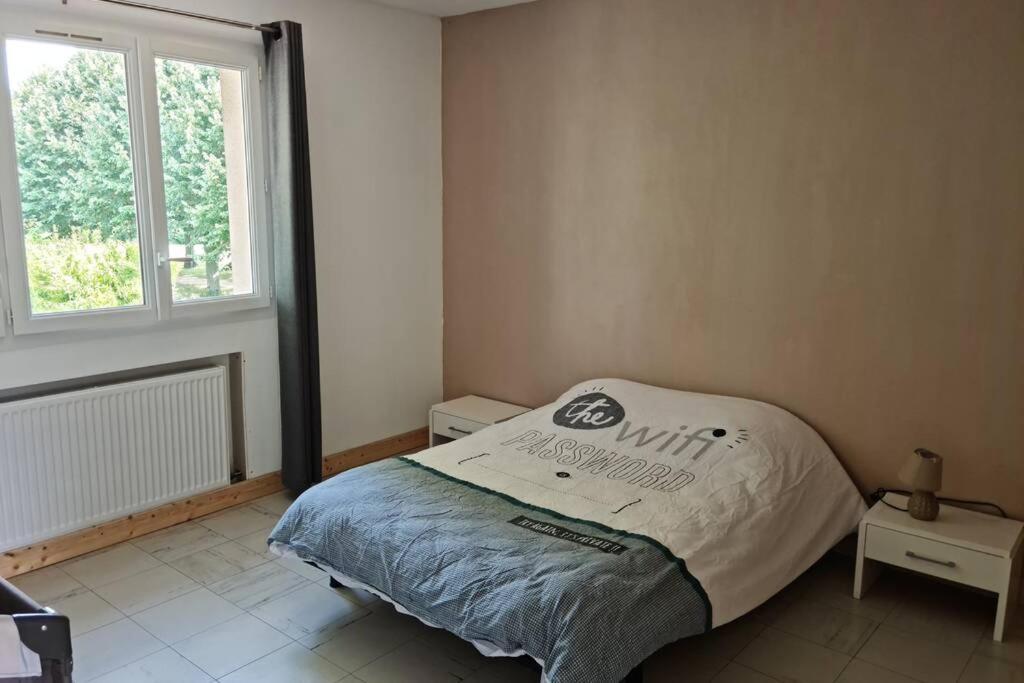 Maison Centre De Bellegarde Avec Jardin Et Terrasse Equipee D'Un Salon De Jardin Et D'Un Barbecue Cuisine Equipee 3 Chambres Avec 2 Lits Double 140X190 Et 2 Lits Simple Chauffage Poele A Granules Parking Gratuit Devant La Maison Bellegarde-du-Loiret Exterior foto